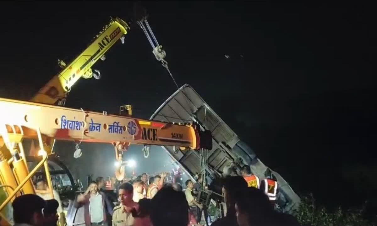 खाई में गिरी सवारियां से भरी बस, 3 की मौत, 38 घायल, मची चीख पुकार