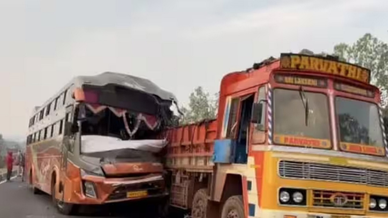 Private Bus ने Truck को मारी जबरदस्त टक्कर, 2 की मौत, 3 गंभीर घायल
