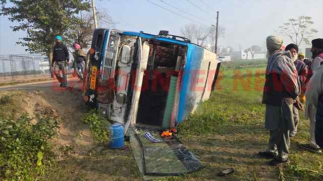 Punjab News: सवारियों से भरी मिनी बस पलटी, कई घायल , देखें वीडियो