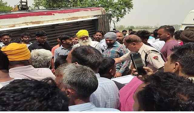अनियंत्रित होकर खेतों में पलटी बस, मची-चीख पुकार, महिला समेत तीन की मौत