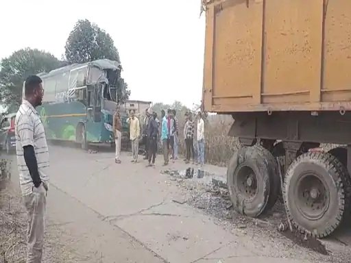 महाकुंभ जा रहे श्रद्धालुओं की बस खड़े ट्रेलर से टकराई, 1 की मौत, कई घायल
