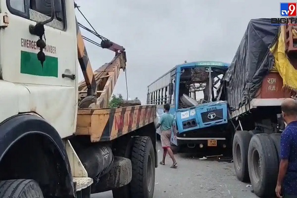 दर्दनाक सड़क हादसाः खड़े ट्रेलर से टकराई बस, दो की मौत; 50 से अधिक घायल