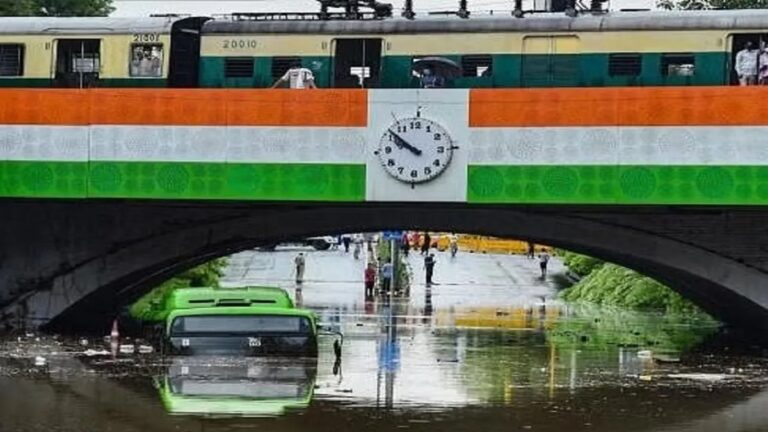 अंडरपास में पानी भरने से स्कूल बस फंसी