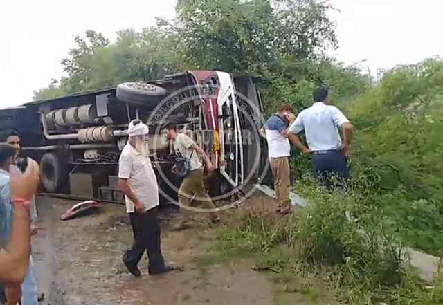 सवारियों से भरी बस पलटी, लोगों में मची चीख-पुकार