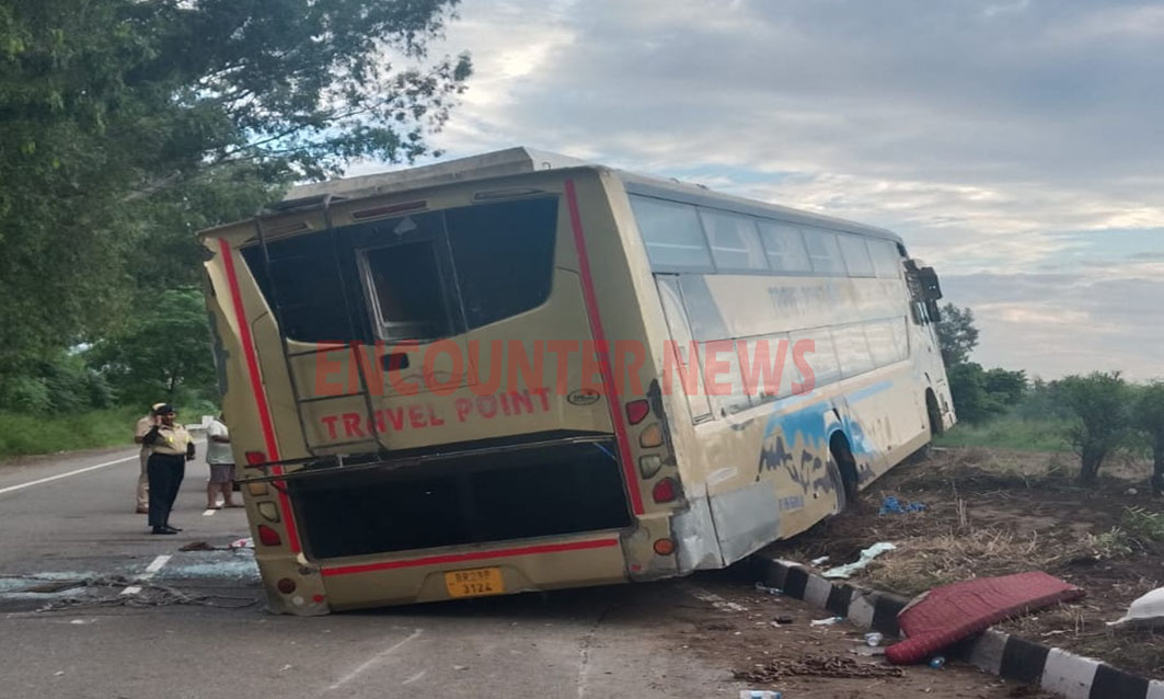 Jalandhar-Pathankot National Highway पर हादसा ग्रस्त हुई बस, कई सवारियां घायल