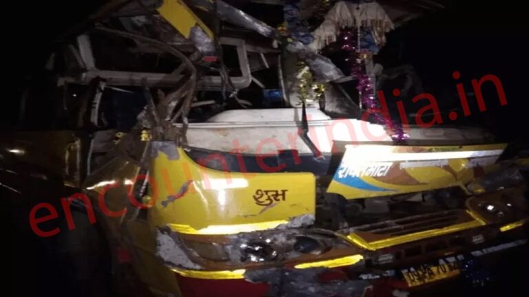 Highway पर श्रद्धालुओं से भरी बस पलटी, 2 की मौत, 14 गंभीर घायल