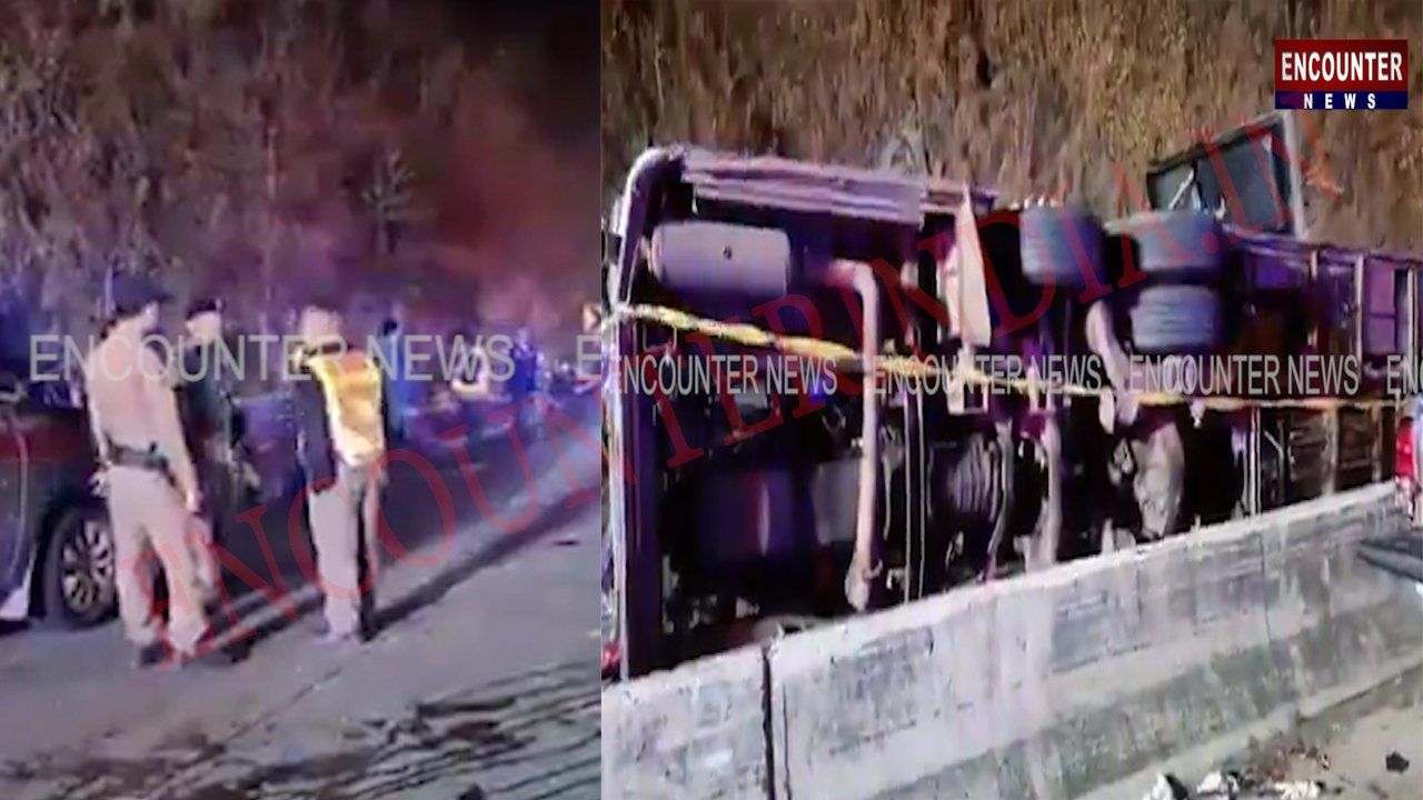 यात्रियों से भरी चार्टर्ड Bus पलटी, 18 की मौत, कई घायल, देखें वीडियो यात्रियों से भरी चार्टर्ड Bus पलटी, 18 की मौत, कई घायल, देखें वीडियो