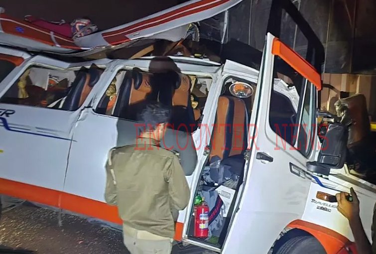 Expressway पर हुआ भीषण हादसाः डंपर से टकराई यात्रियों से भरी Tourist Bus, 5 की मौत, देखें वीडियो