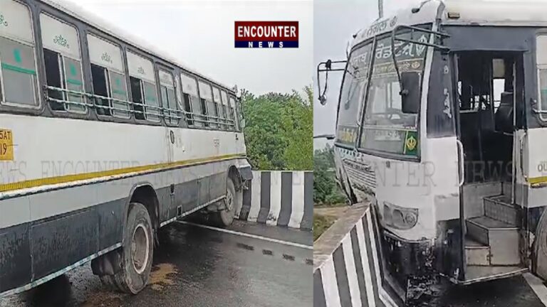 Punjab Roadways की Bus का बिगड़ा संतुलन, फ्लाईओवर से हुई टक्कर, यात्रियों में मचा हड़कंप, देखें वीडियो