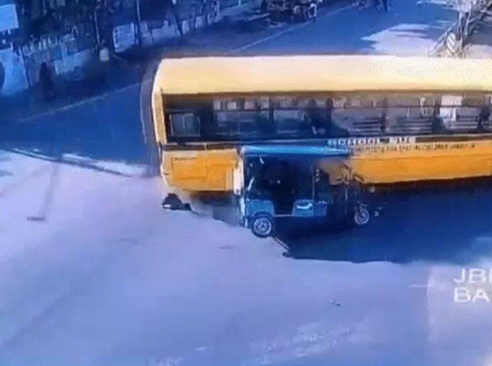School Bus ने E-Rickshaw चालक को रौंदा, सवारियों ने कूदकर बचाई जान