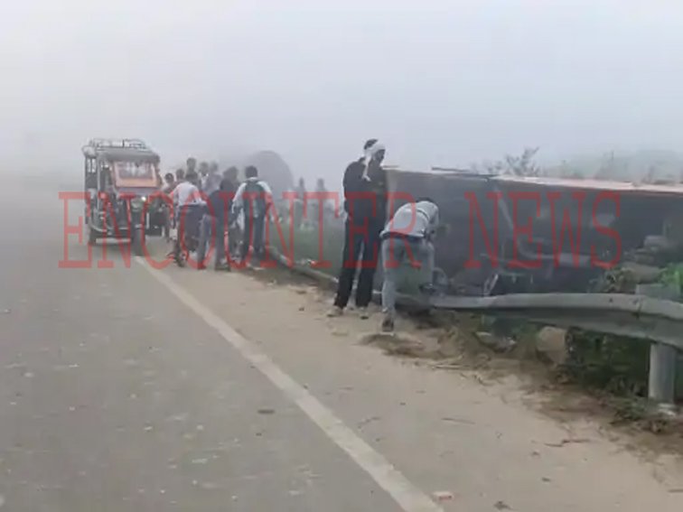 सवारियों से भरी बस खाई में पलटी, 25 से अधिक लोग घायल, देखें वीडियो