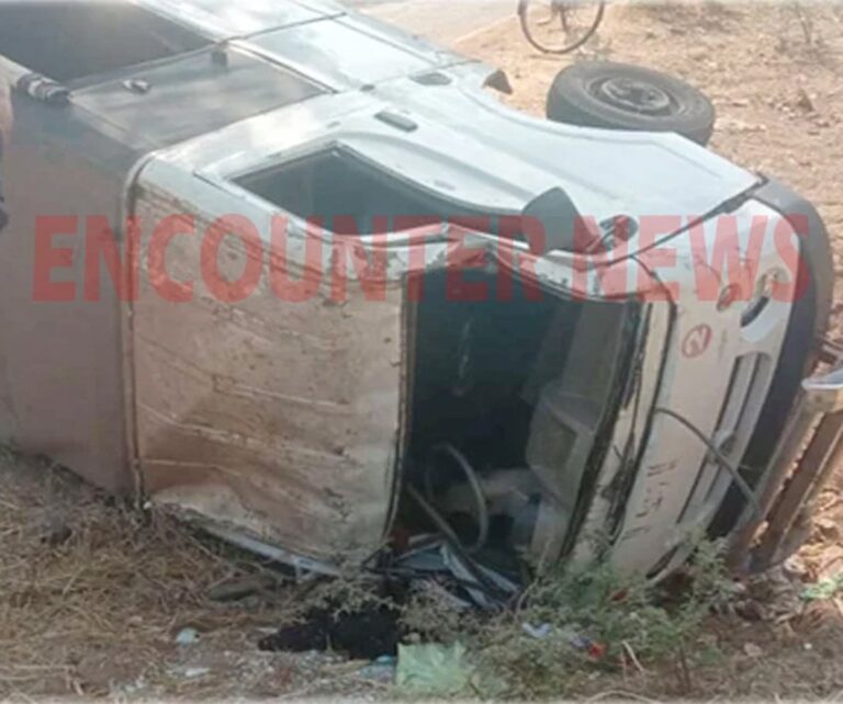 स्कूली बच्चों को ले जा रही टाटा मैजिक पलटने से एक की मौत, कई घायल