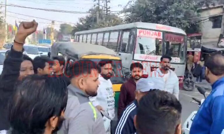 Jalandhar News: मेन चौक पर लगा भारी जाम, PRTC Bus बस चालक ने महिला को कुचला, देखें वीडियो