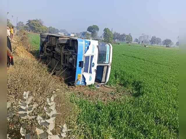 कार को बचाने के चक्कर में बड़ा हादसा, 50 यात्रियों से भरी रोडवेज बस पलटी, मची- चीख पुकार