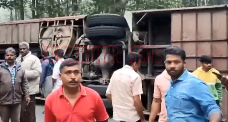 तीर्थयात्रियों से भरी बस पलटी, मची चीख पुकार, देखें वीडियो