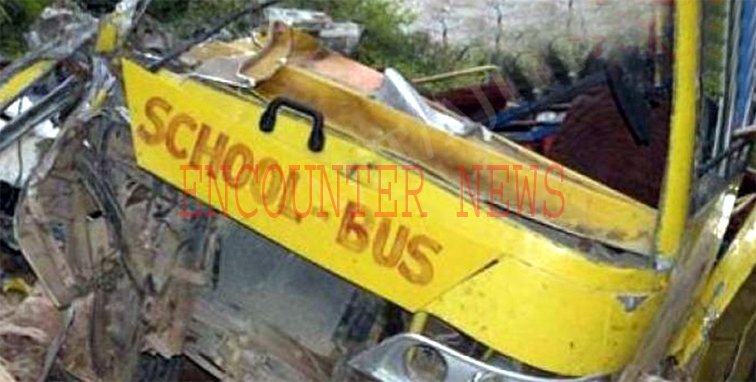 100 फीट गहरी खाई में गिरी School Bus, कई बच्चे घायल, देखें वीडियो