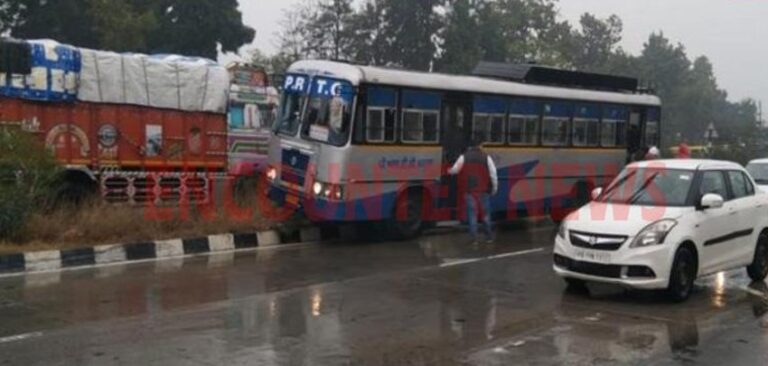 Punjab News: श्री नैना देवी जा रही सवारियों से भरी PRTC Bus हुई हादसाग्रस्त