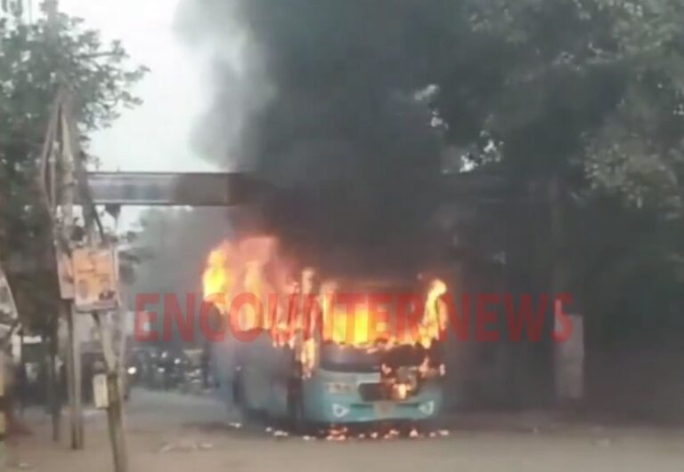 बारातियों को लेने जा रही बस में लगी भीषण आग, देखें वीडियो