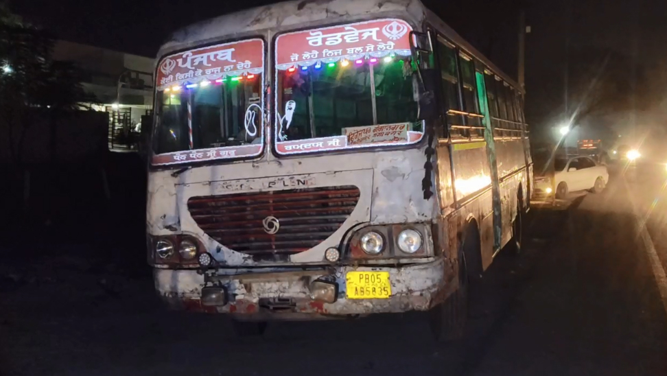 Punjab News : सवारियों से भरी बस पर बाइक सवारों ने चलाई गोलियां, देखें वीडियो