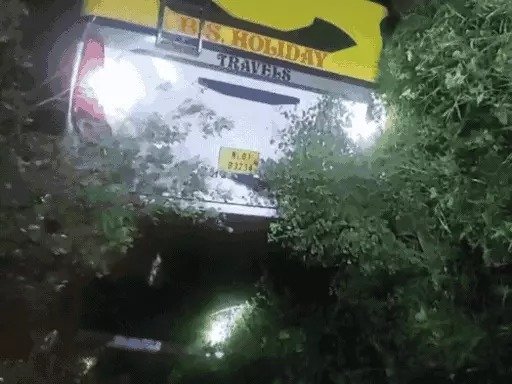 भीषण सड़क हादसे में खाई में गिरी Bus, 6 लोगों की मौत