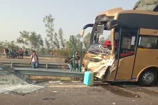 डबल-डेकर बस ट्रक से टकराई, चालक-कंडक्टर समेत चार की मौत, 25 यात्री घायल