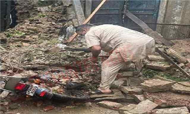 Jalandhar News: माई हीरां गेट के पास मकान गिरने से कई वाहन हुए क्षतिग्रस्त