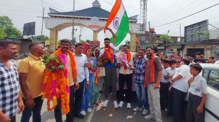 ऊना पहुंचने पर स्टार पैरा एथलीट निषाद का गर्मजोशी से स्वागत