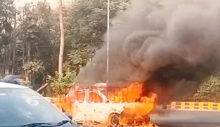 बीच सड़क धूं-धूं कर जली Renault Kwid Car, देखें वीडियो