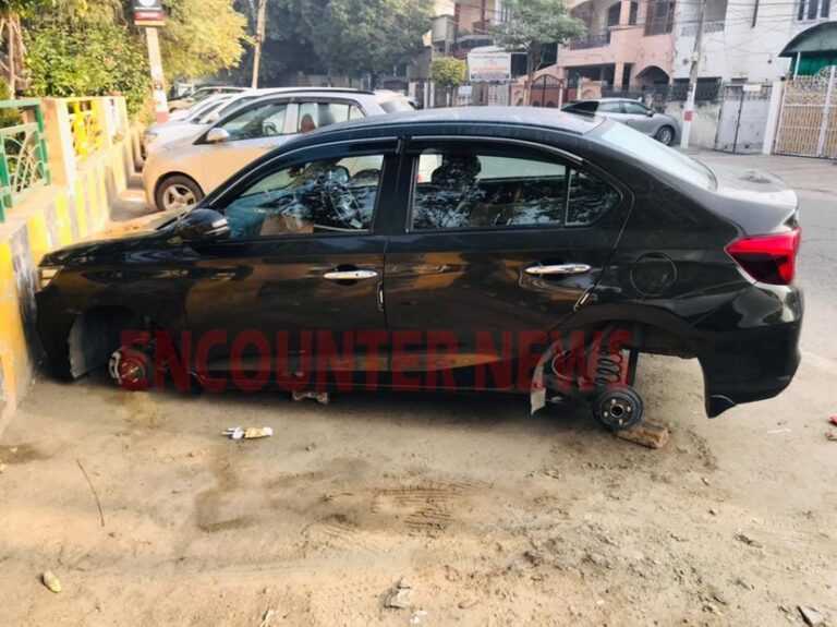 Jalandhar News: सरकारी Hospital के बाहर खड़ी Car के चारों टायर लेकर चोर फरार, देखें वीडियो