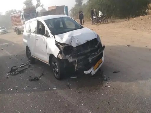 कोहरे के चलते इनोवा और टैक्सी में जबरदस्त टक्कर, 1 की मौत