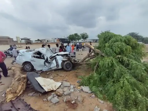 नीम के पेड़ से टकराई तेज रफ्तार कार, 2 भाइयों की मौत