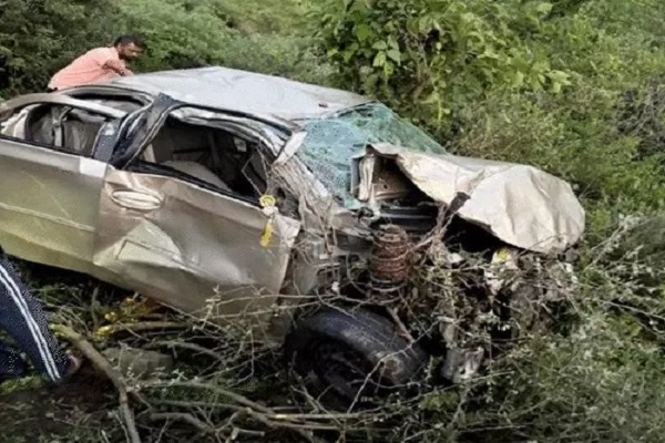 अनियंत्रित होकर 250 मीटर गहरी खाई में गिरी कार, महिला टीचर समेत 3 की मौत