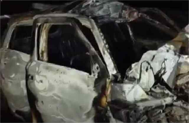 ट्रक से टकराने के बाद Car में लगी आग, तीन जिंदा जले
