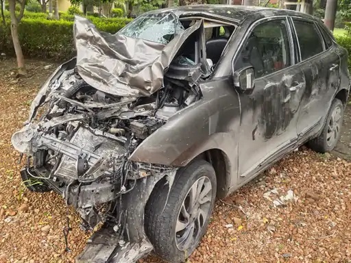 गड्ढे से बचने के चक्कर में हादसा, पिकअप में घुसी Car, 4 की मौत