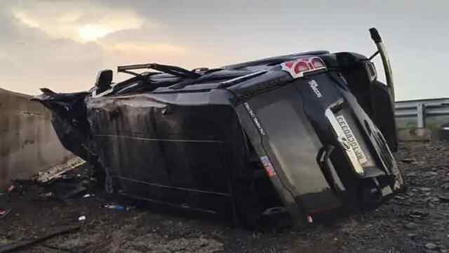 Expressway पर तेज रफ्तार कार पलटी, बच्चों समेत 4 लोग जख्मी Expressway पर तेज रफ्तार कार पलटी, बच्चों समेत 4 लोग जख्मी