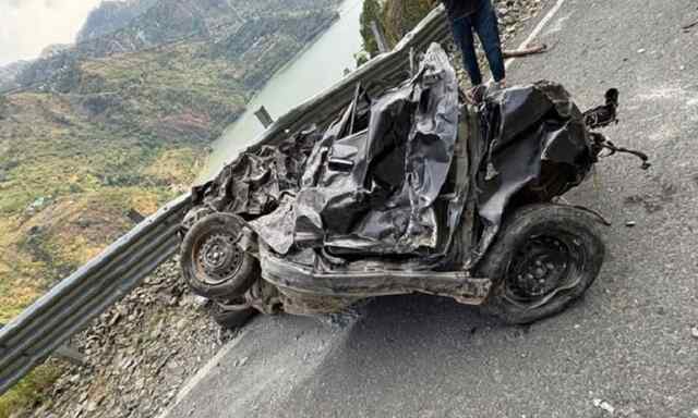 दर्दनाक हादसाः 800 फुट गहरी खाई में गिरी कार, उड़ गए परखच्चे; दो लोगों की मौत