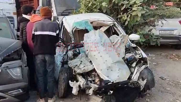 कार और डंपर की टक्कर में 5 युवकों की मौत