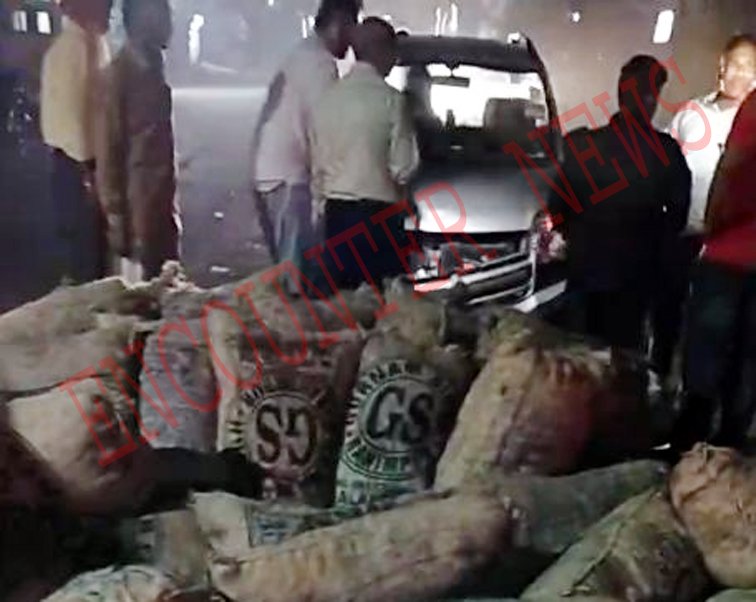 Jalandhar News: टांडा फाटक पर ओवरलोड ट्राली की टूटी रस्सी, आलू की बोरियां गिरने से कार क्षतिग्रस्त