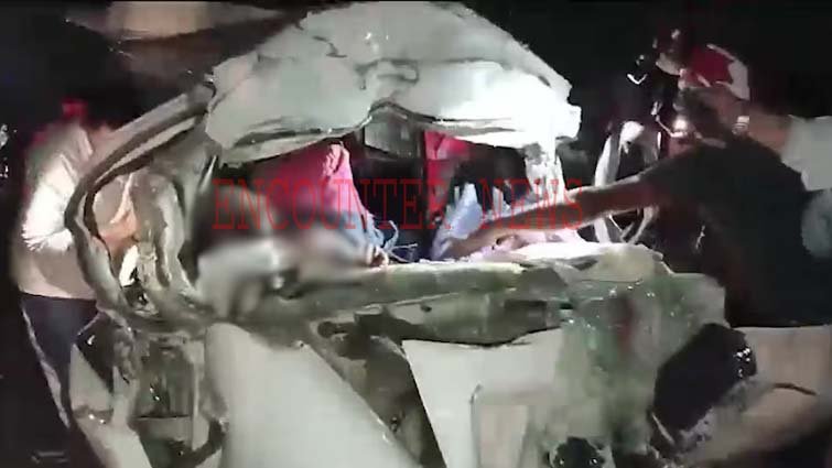 Truck और Car की टक्कर में 2 बच्चों सहित 6 की मौत