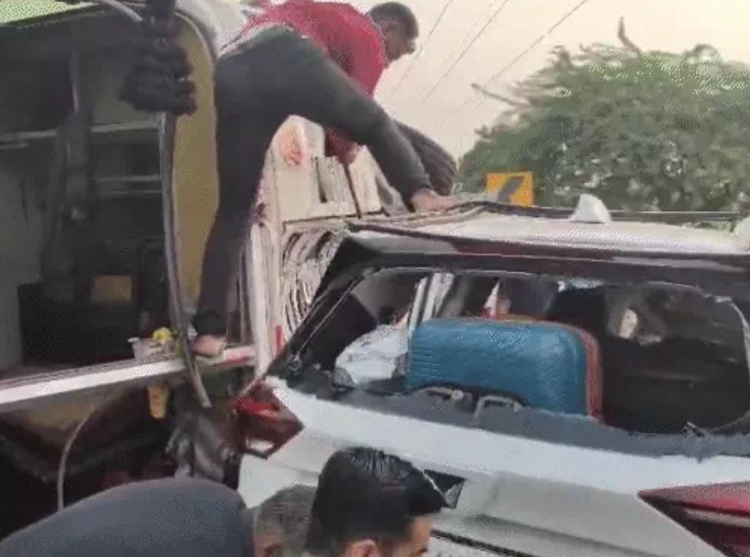 तेज रफ्तार Bus और Car में आमने-सामने टक्कर, व्यापारी की मौत, 12 घायल