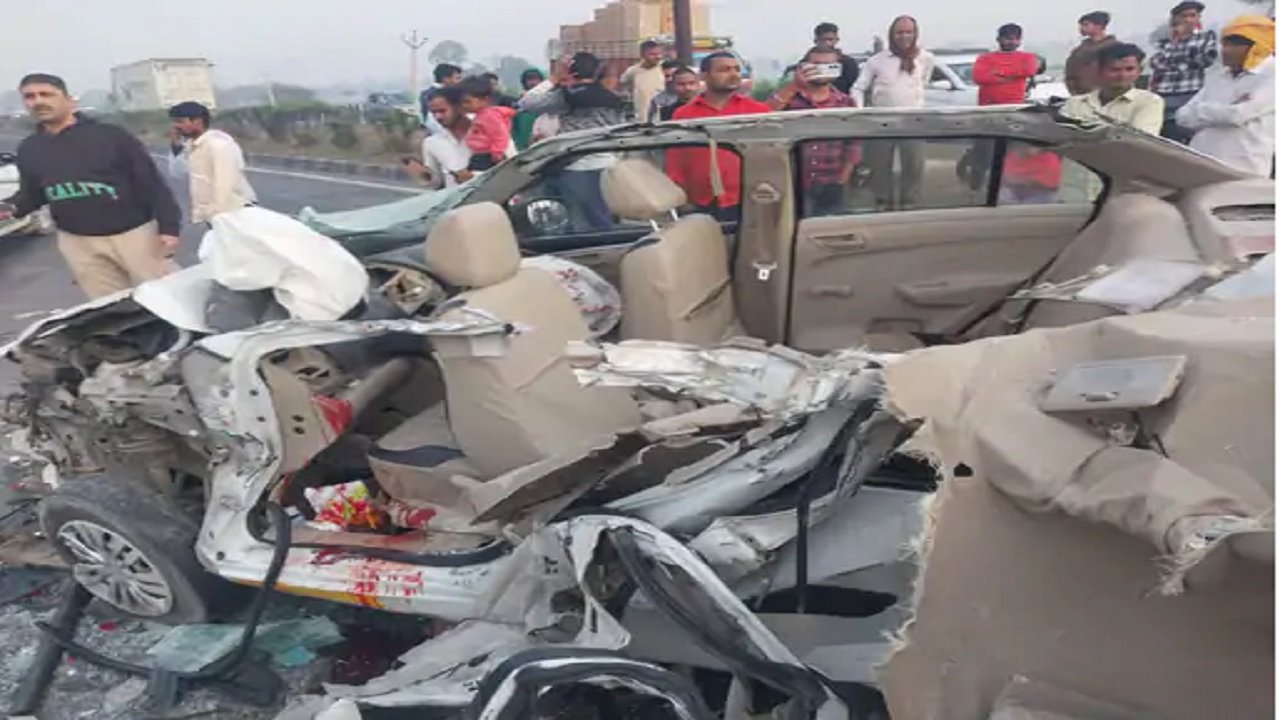 कुंभ स्नान कर लौट रहे परिवार की कार हादसाग्रस्त, उड़े परखच्चे