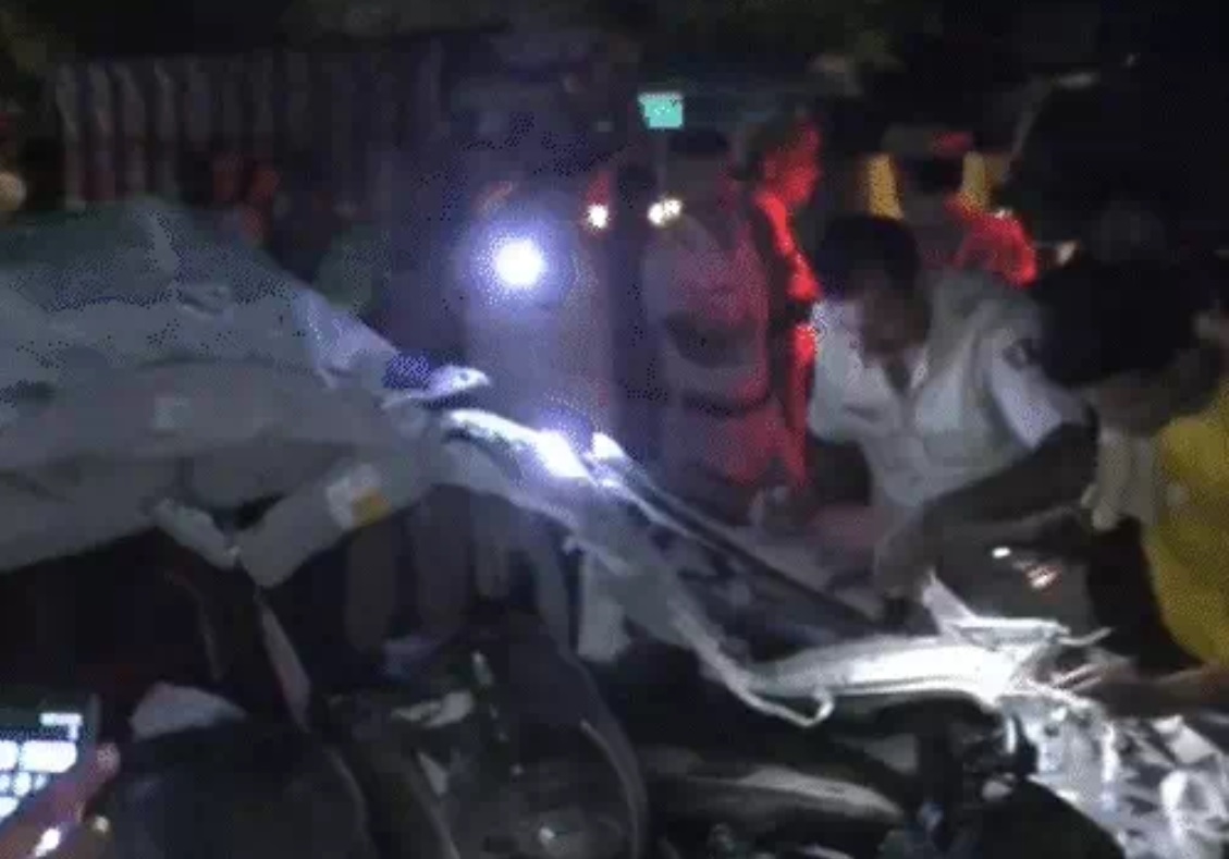 खड़े कैंटर से Swift की जोरदार टक्कर, मां बेटे सहित 4 की मौत, Car के उड़े परखच्चे