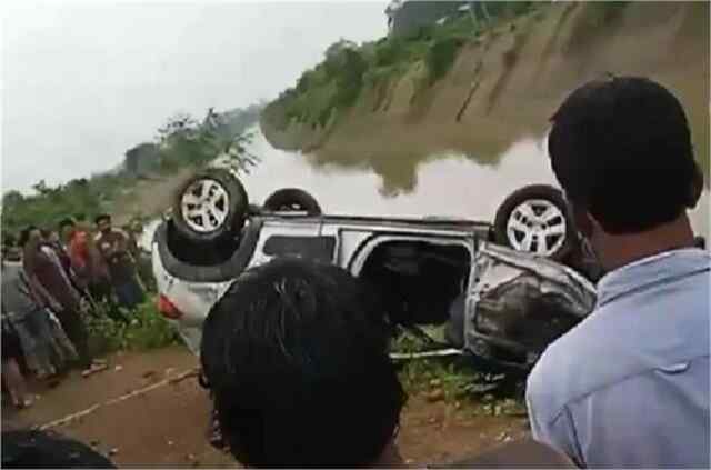 तेज रफ्तार Car नहर में गिरी, दो युवक लापता, Rescue जारी
