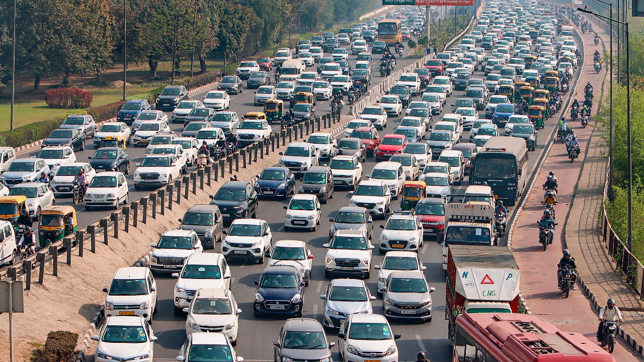 Delhi में अब 1 नवंबर से नहीं चलेंगी ऐसी गाड़ियां, सरकार ने इस वजह से लगाई रोक