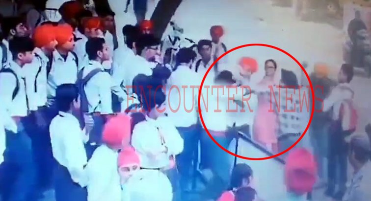 Punjab News: BCM School के बाहर खड़े बच्चों के बीच हुई झड़प, देखें CCTV