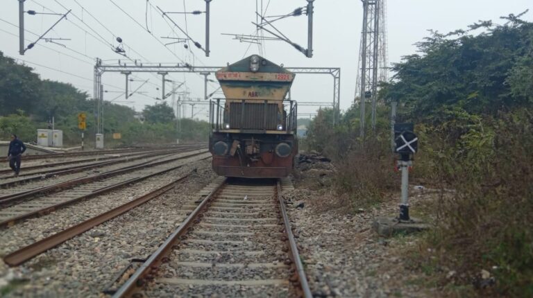 रेलवे स्टेशन पर शंटिंग के दौरान पटरी से उतरा इंजन, लोगों में मची अफरा-तफरी