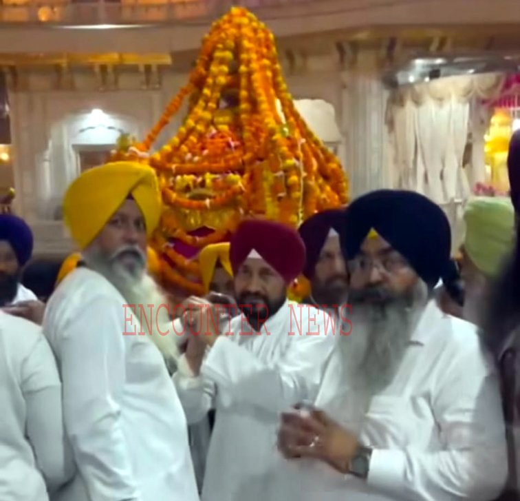 Punjab News: Darbar Sahib में नतमस्तक हुए MP Channi, सोशल मीडिया पर तस्वीर के जरिए बताई लोकेशन, देखें वीडियो