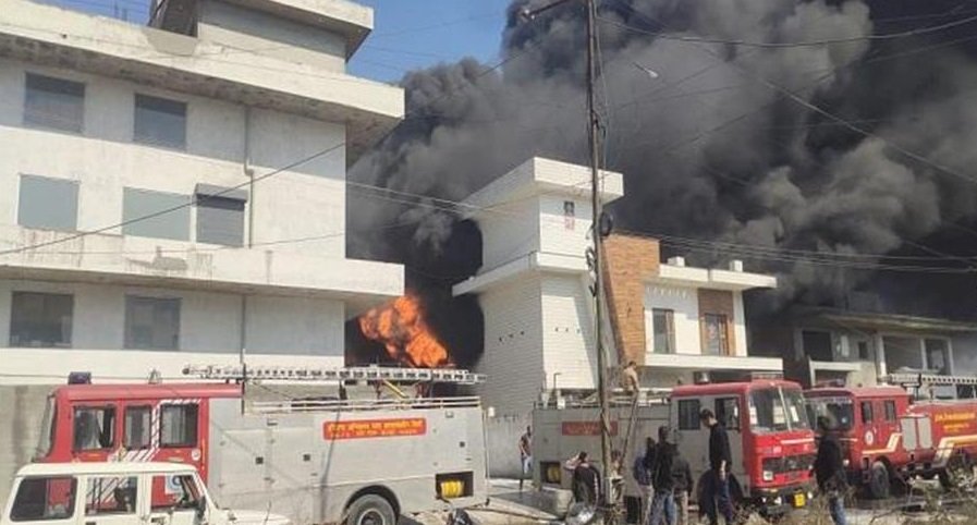 Chemical Factory में लगी भीषण आग, धमाकों की आवाज से दहला इलाका