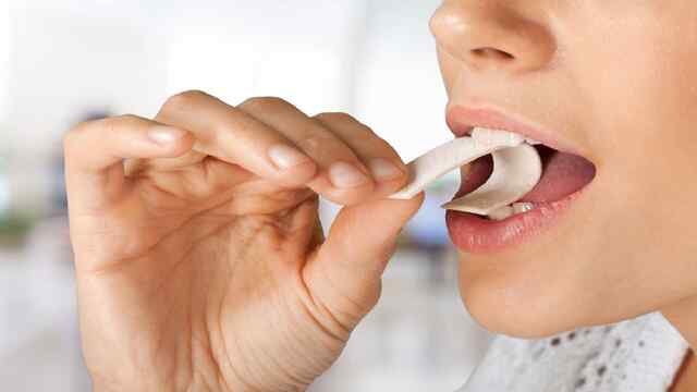 क्या सारा दिन Chewing Gum चबाना सही है? Experts ने खुद बताया कारण