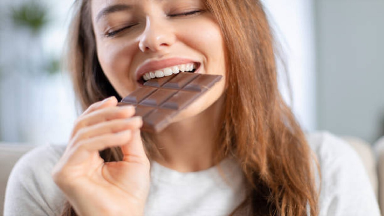 Chocolate का सेवन Cigarette से भी ज्यादा खतरनाक, हो सकती है ये बीमारी
